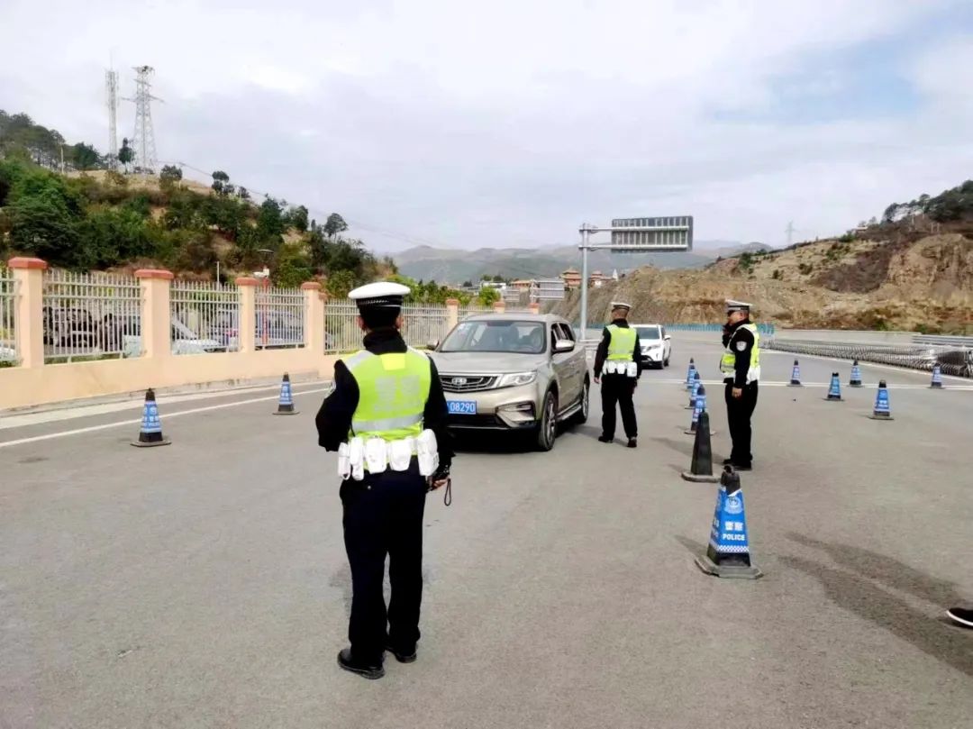 宁蒗交警高效护航“五一”：科技 人力织密安全网，确保假期道路畅通无阻05.jpg
