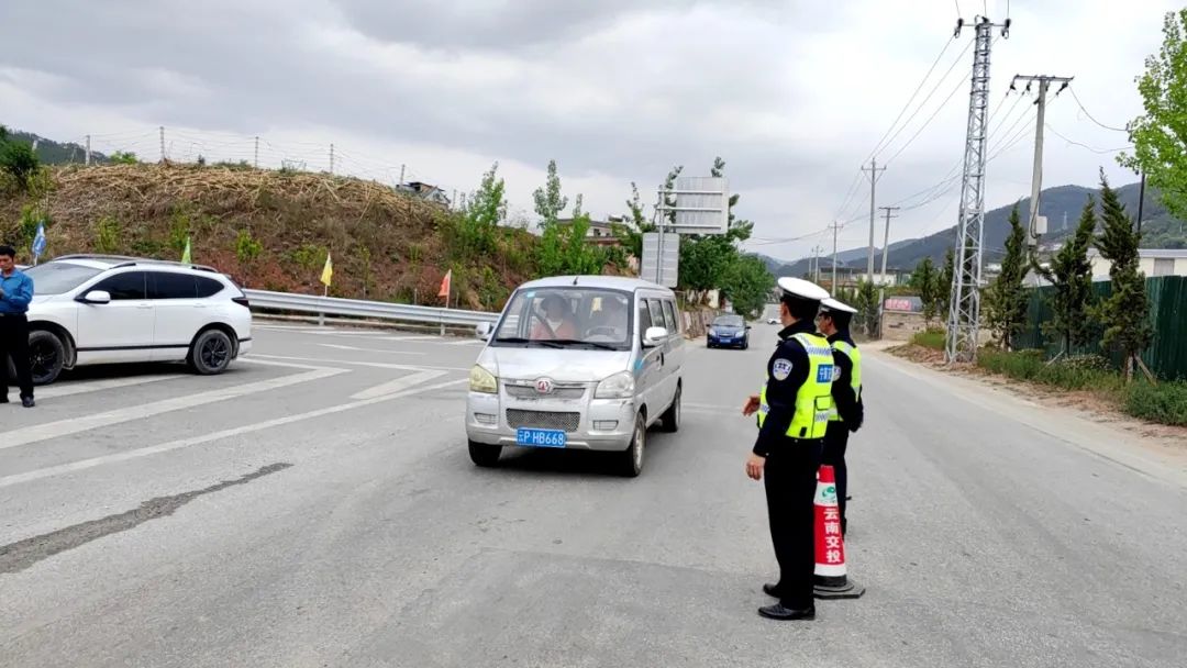 宁蒗交警高效护航“五一”：科技 人力织密安全网，确保假期道路畅通无阻04.jpg