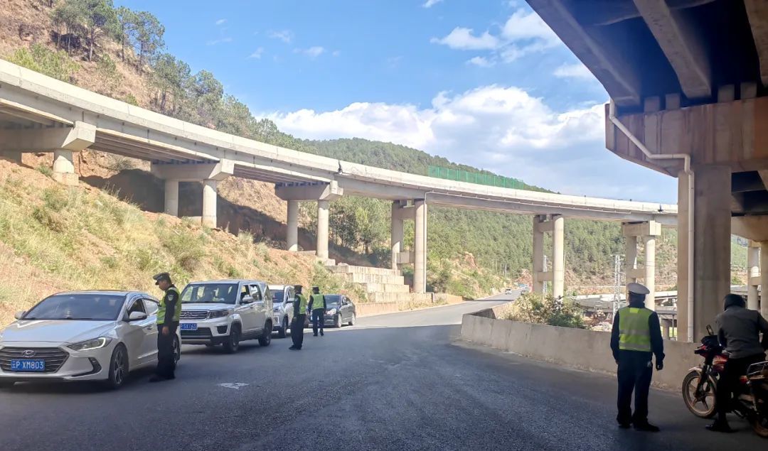 宁蒗交警高效护航“五一”：科技 人力织密安全网，确保假期道路畅通无阻06.jpg