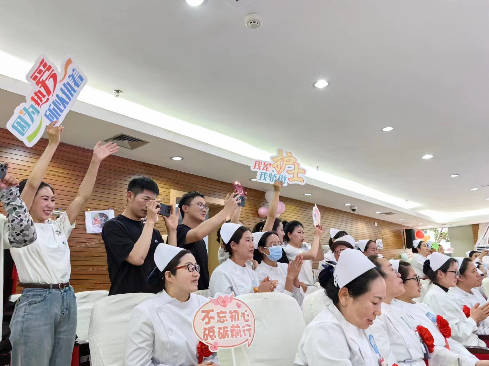 丽江市人民医院成功举办2024年“5.12”国际护士节庆祝表彰大会24.jpg