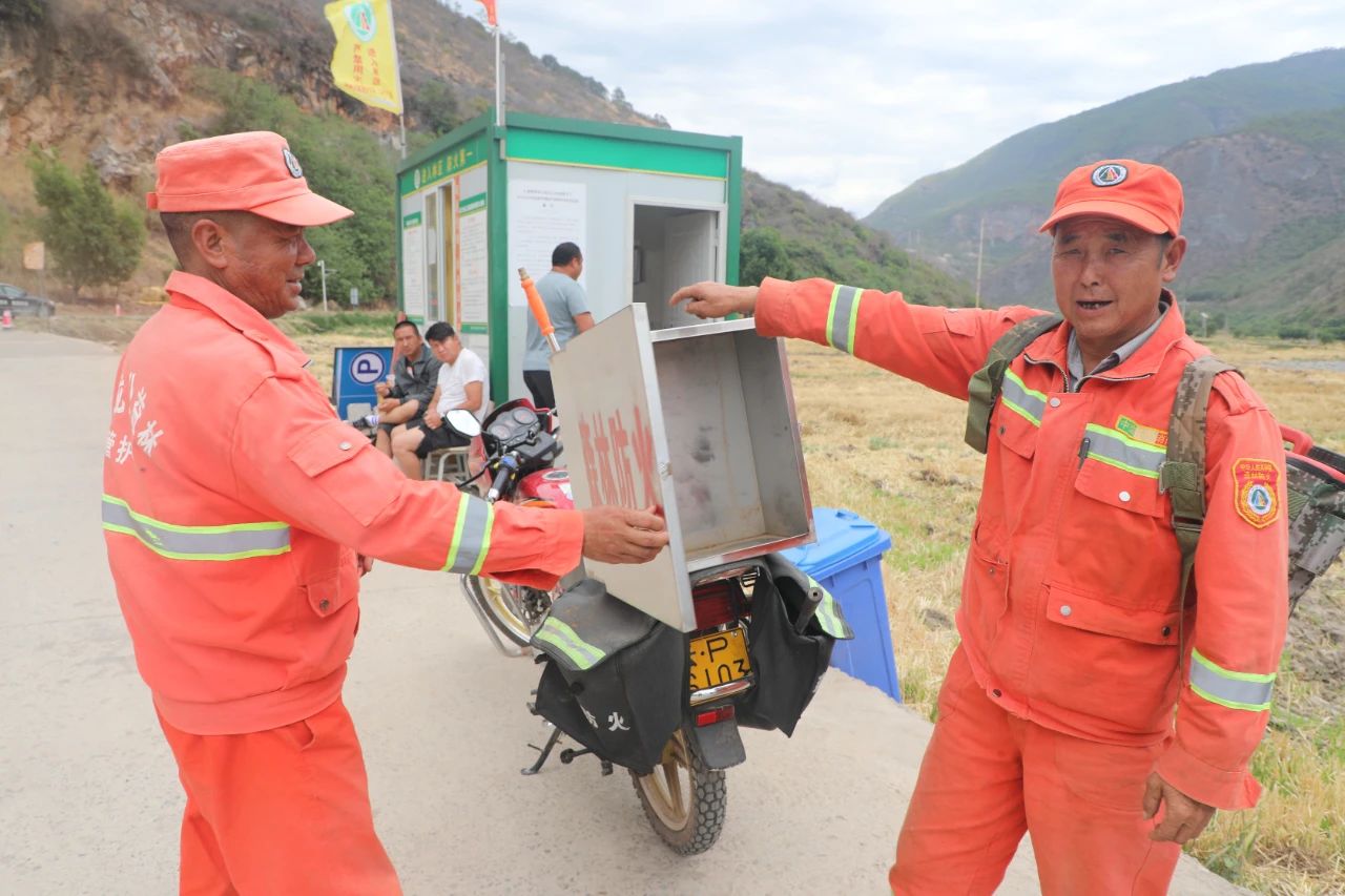 玉龙县因地制宜为村级配备摩托车、初发火处置员，织牢森林草原防灭火网1.jpg