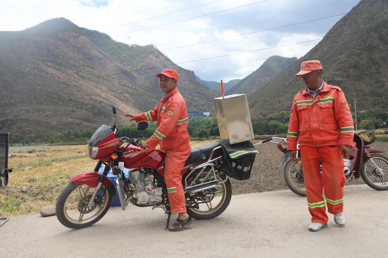 玉龙县因地制宜为村级配备摩托车、初发火处置员，织牢森林草原防灭火网2.jpg