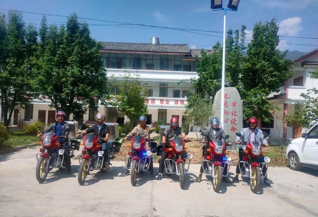 玉龙县因地制宜为村级配备摩托车、初发火处置员，织牢森林草原防灭火网3.jpg
