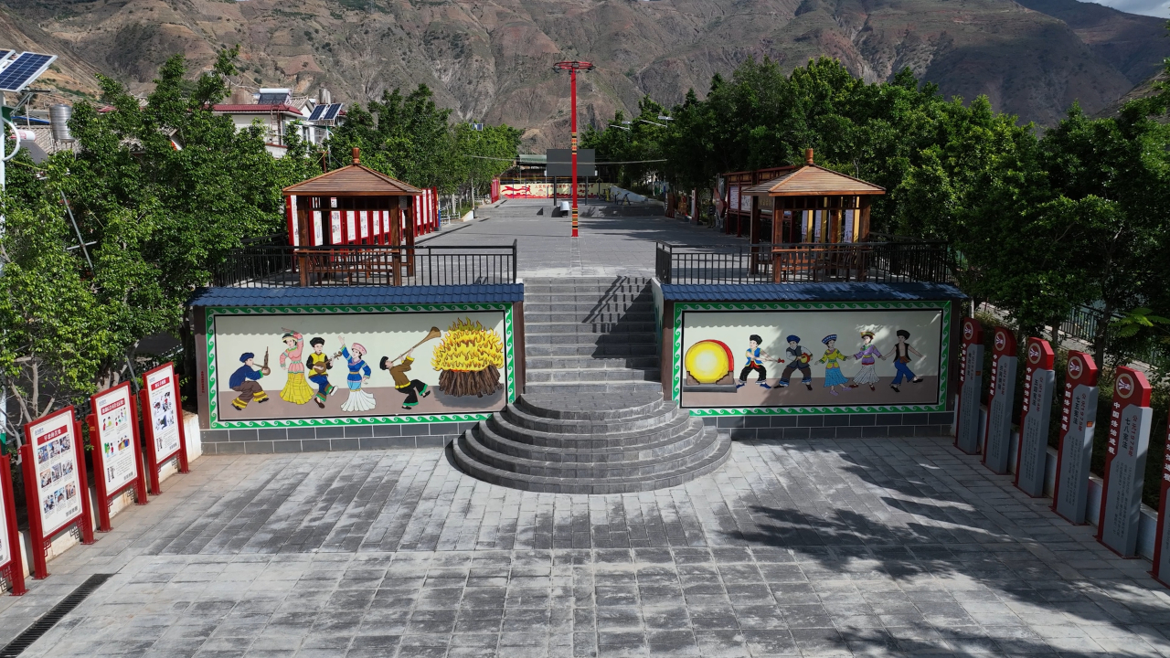 永胜县米汤地安置点：门前绿波漾 屋后果飘香02.jpg