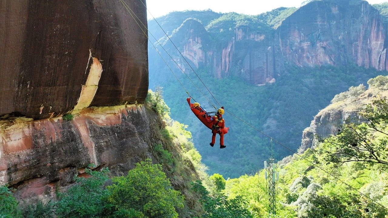 高原险境砺剑 丽江森林消防员锤炼绳索救援能力3.jpg