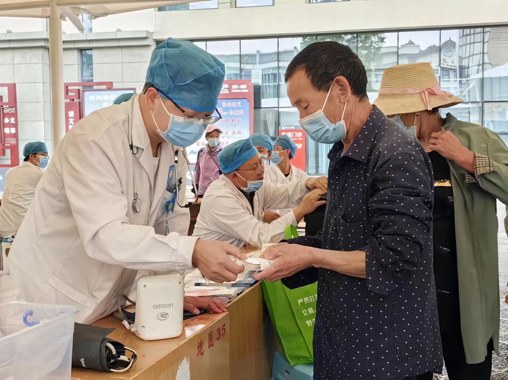 丽江市医院开展专家义诊宣教活动09.jpg