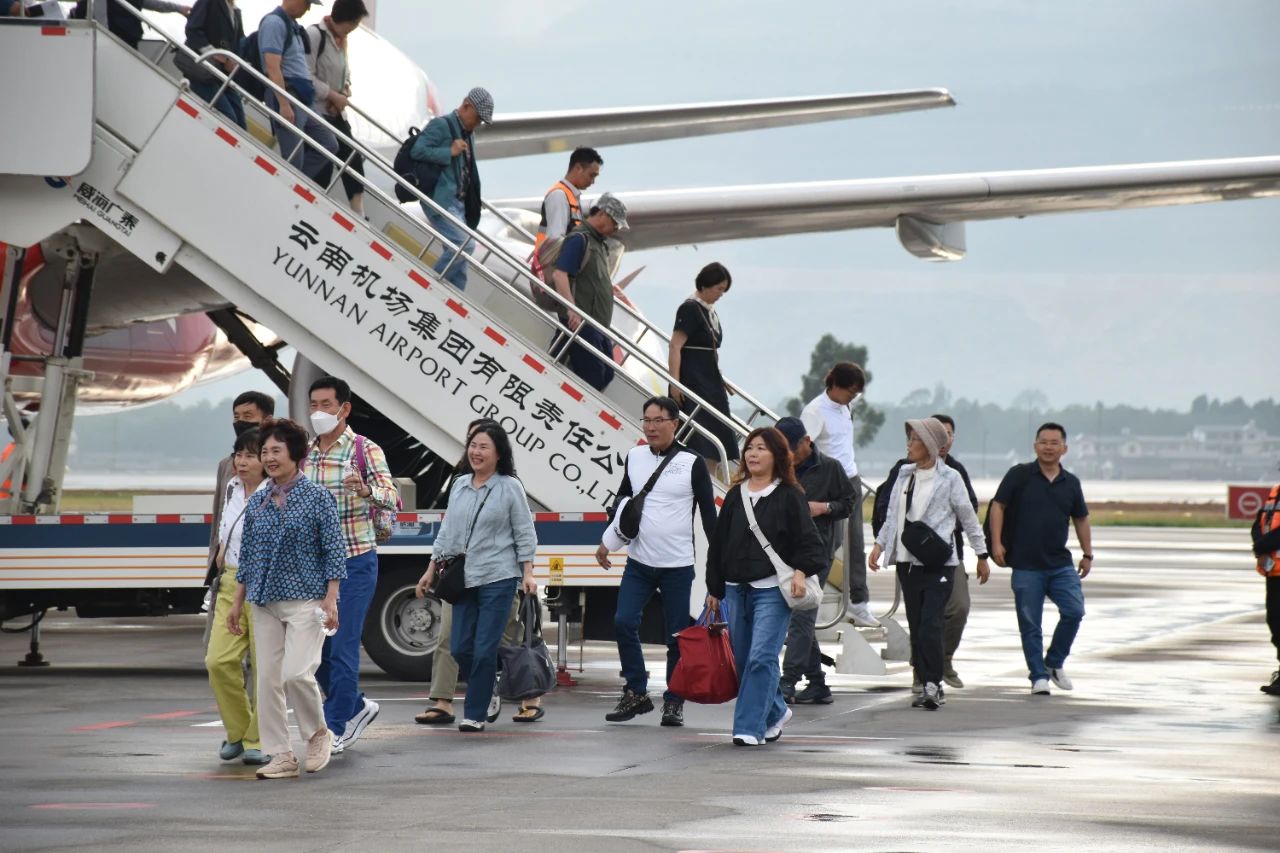 首航！韩国务安直飞旅游包机昨晚抵达丽江02.jpg