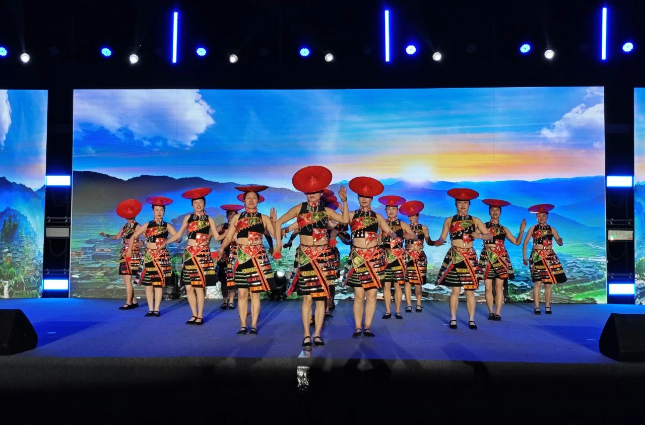 华坪县“四季村晚”夏夜绽放：传统与现代交织的视听盛宴04.jpg