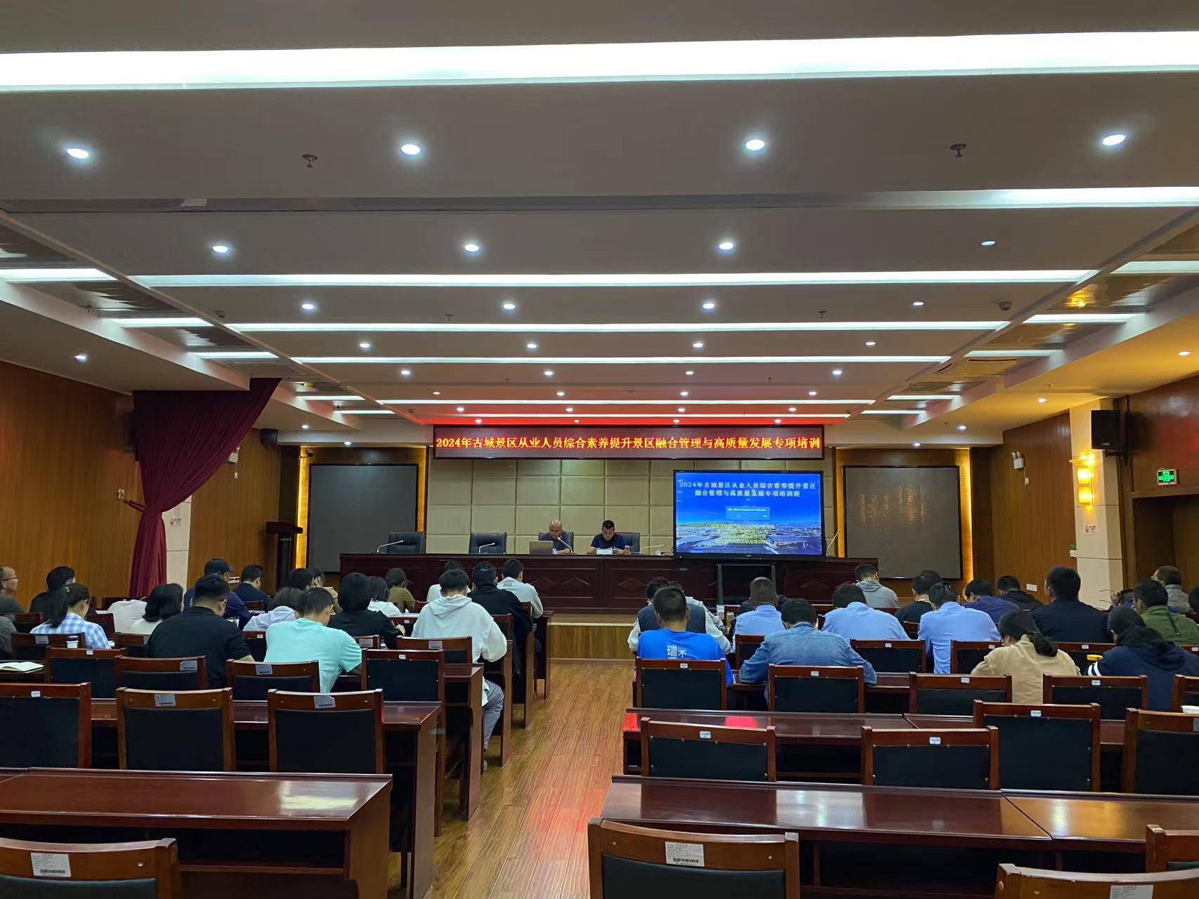 丽江古城景区从业人员集体“充电”  只为更好服务每一位游客 (1).jpg