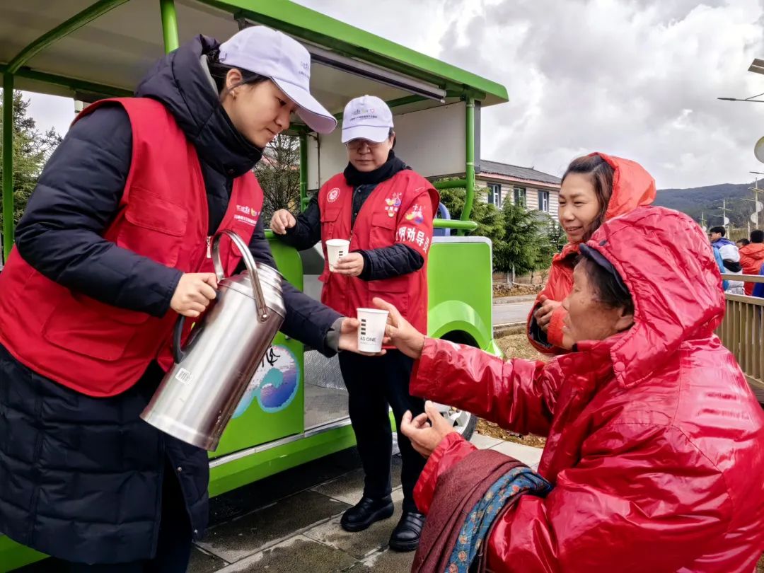 守护“粽”要的每个你，玉龙雪山景区志愿者端午佳节再显风采！1.jpg