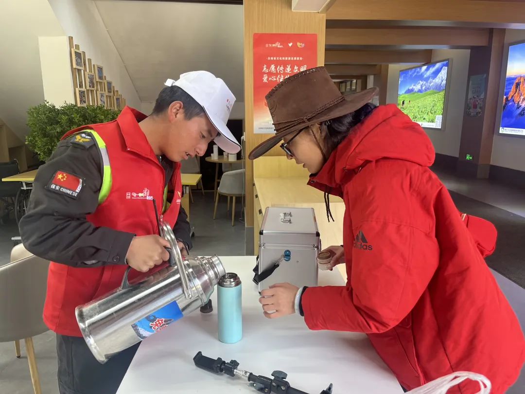 守护“粽”要的每个你，玉龙雪山景区志愿者端午佳节再显风采！2.jpg