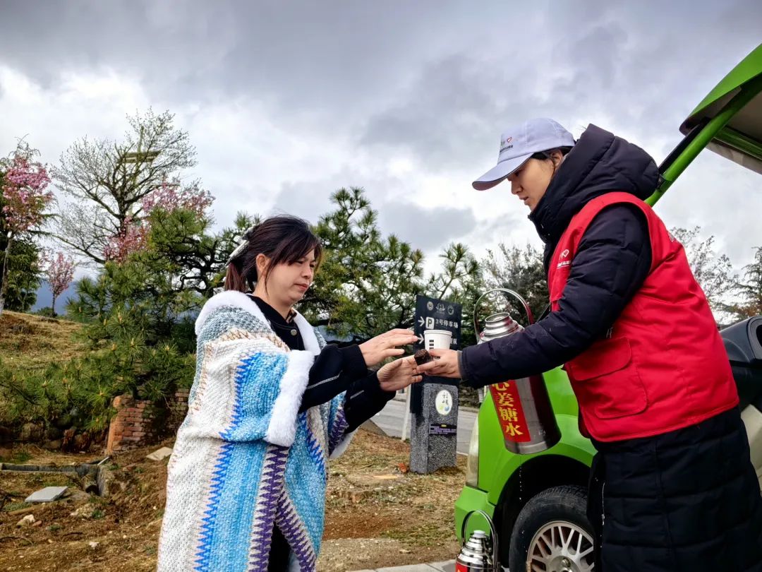 守护“粽”要的每个你，玉龙雪山景区志愿者端午佳节再显风采！4.jpg