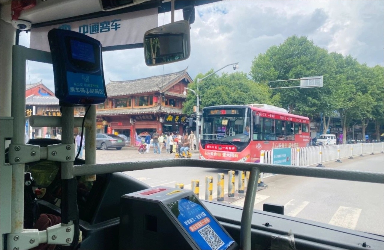 丽江134辆公交用上了“纳西话”04.jpg