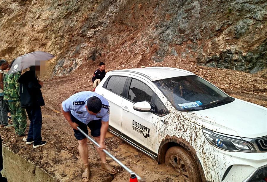 暴雨中的泥潭脱困  宁蒗警方紧急成功救援01.jpg