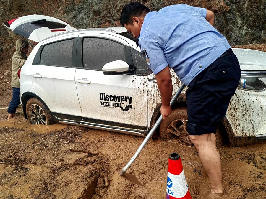暴雨中的泥潭脱困  宁蒗警方紧急成功救援02.jpg