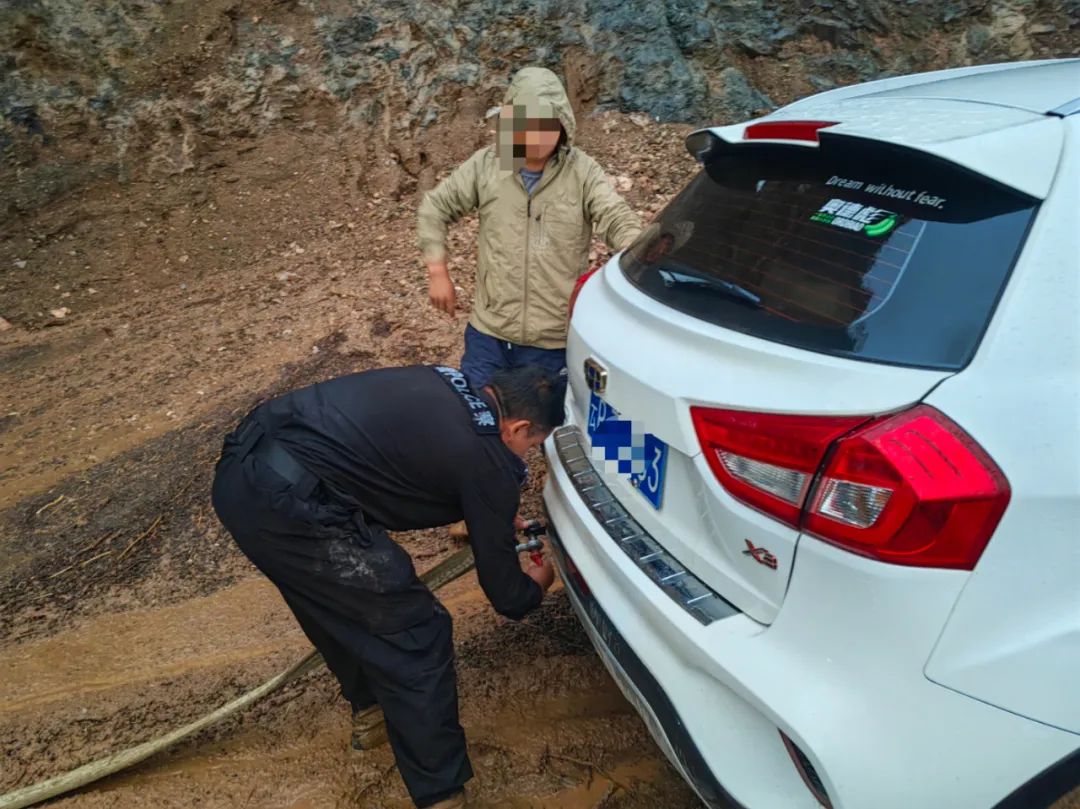 暴雨中的泥潭脱困  宁蒗警方紧急成功救援03.jpg