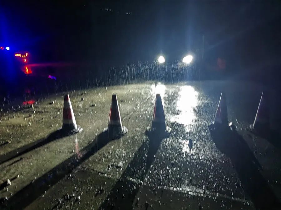 暴雨中的泥潭脱困  宁蒗警方紧急成功救援04.jpg