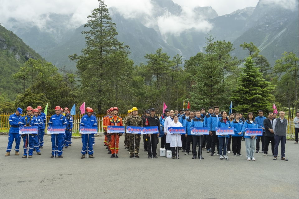 确保游客安全！玉龙雪山景区开展索道联合应急救援演练02.png