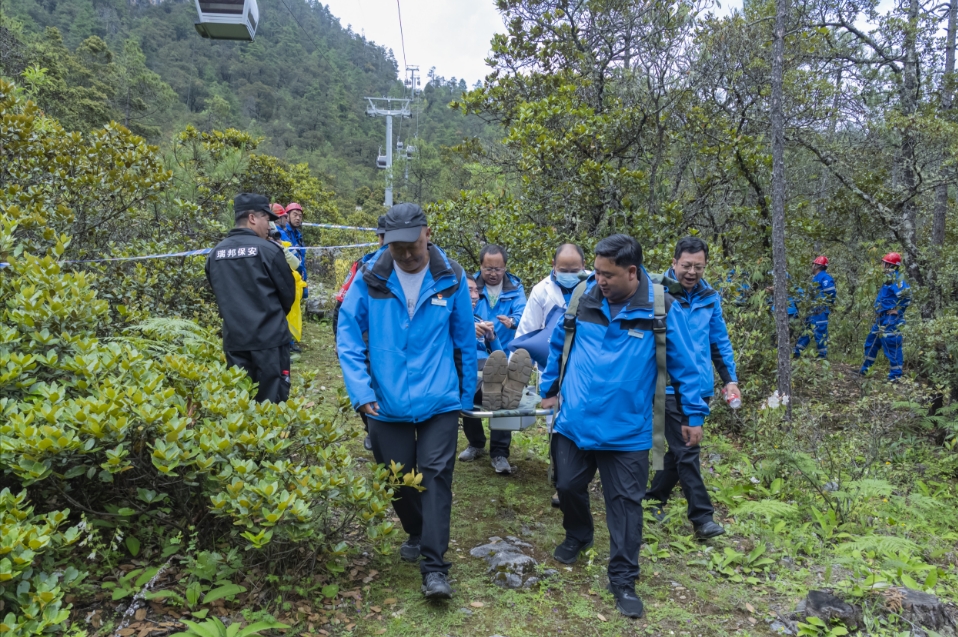确保游客安全！玉龙雪山景区开展索道联合应急救援演练03.png