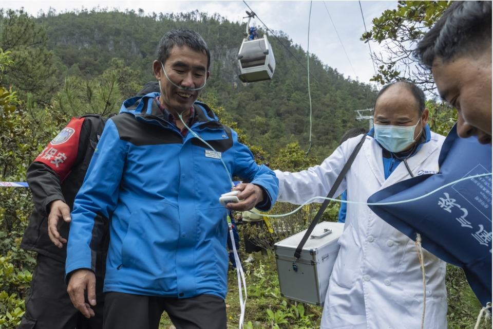 确保游客安全！玉龙雪山景区开展索道联合应急救援演练04.png
