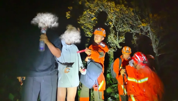 荒野寻踪！2名学生被困深山，丽江消防8小时彻夜搜救 (1).png