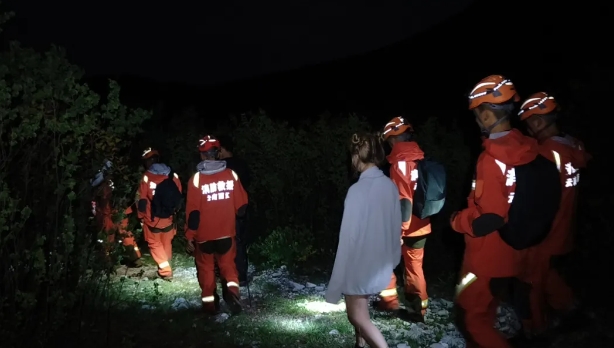 荒野寻踪！2名学生被困深山，丽江消防8小时彻夜搜救 (3).png