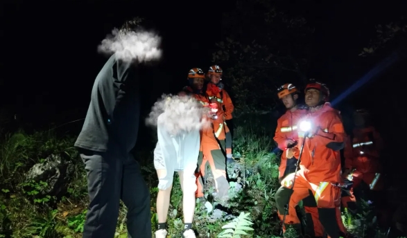 荒野寻踪！2名学生被困深山，丽江消防8小时彻夜搜救 (6).png
