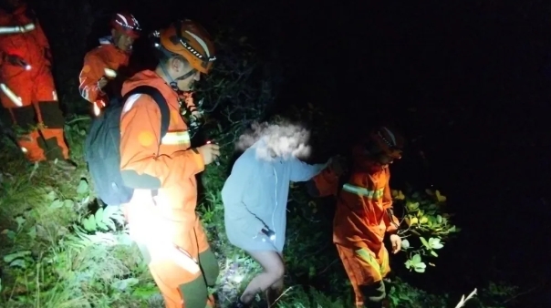 荒野寻踪！2名学生被困深山，丽江消防8小时彻夜搜救 (4).png