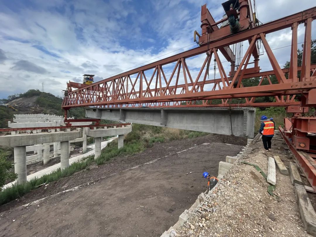 古宁高速绕城段首梁架设顺利完成2.jpg