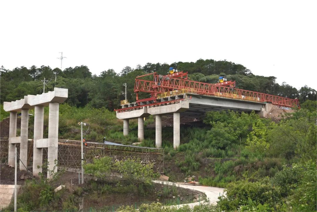 古宁高速绕城段首梁架设顺利完成5.jpg