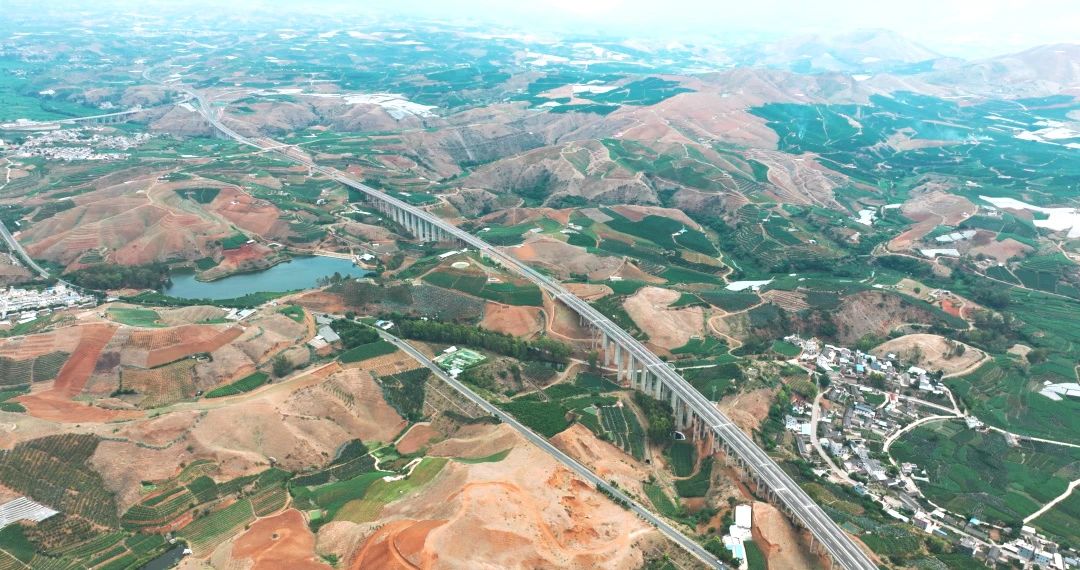 宾鹤高速通车 丽江至昆明缩短50公里 1.jpg