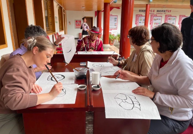 欧洲国家旅行商代表团深入探索丽江古城 (1).png