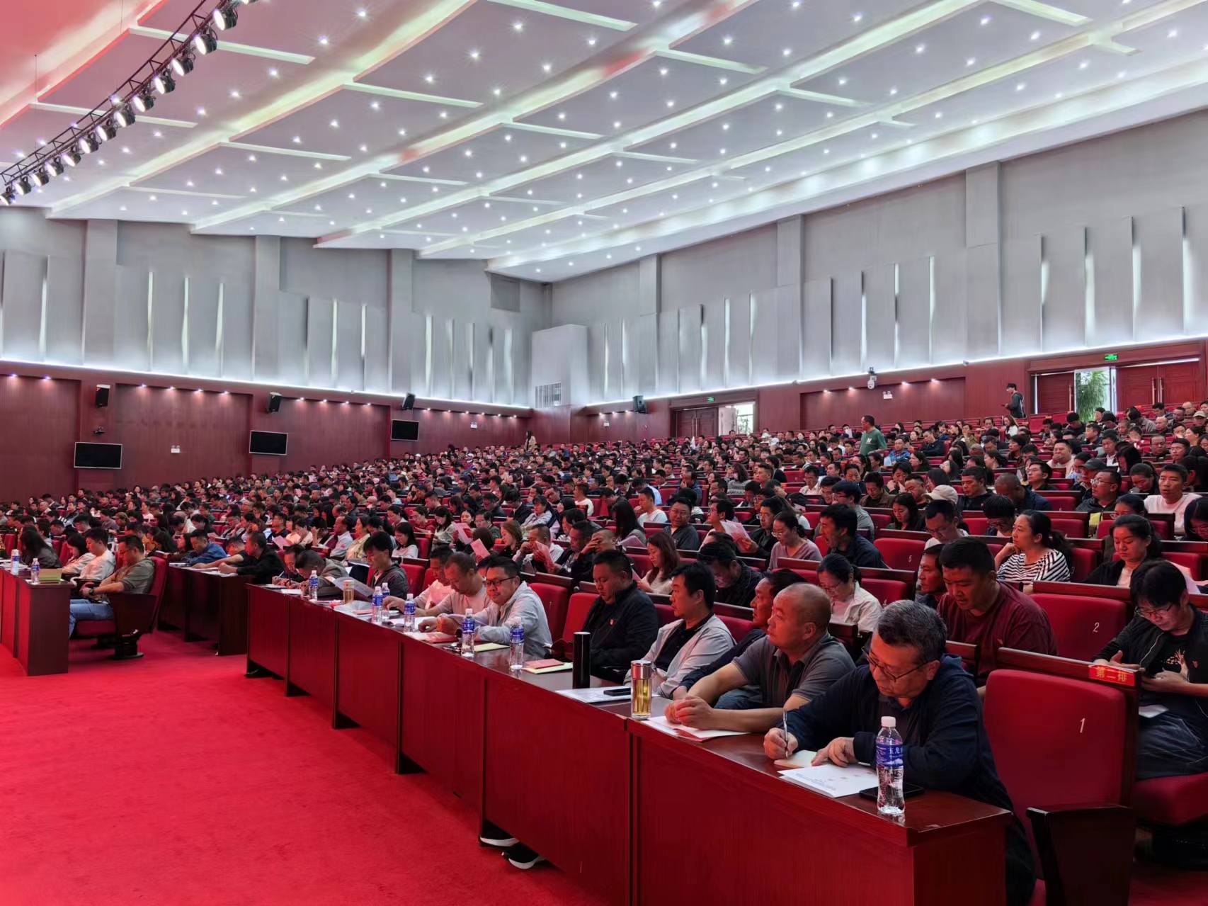 万名党员进党校！丽江市国资委党委党员集体“充电”05.jpg