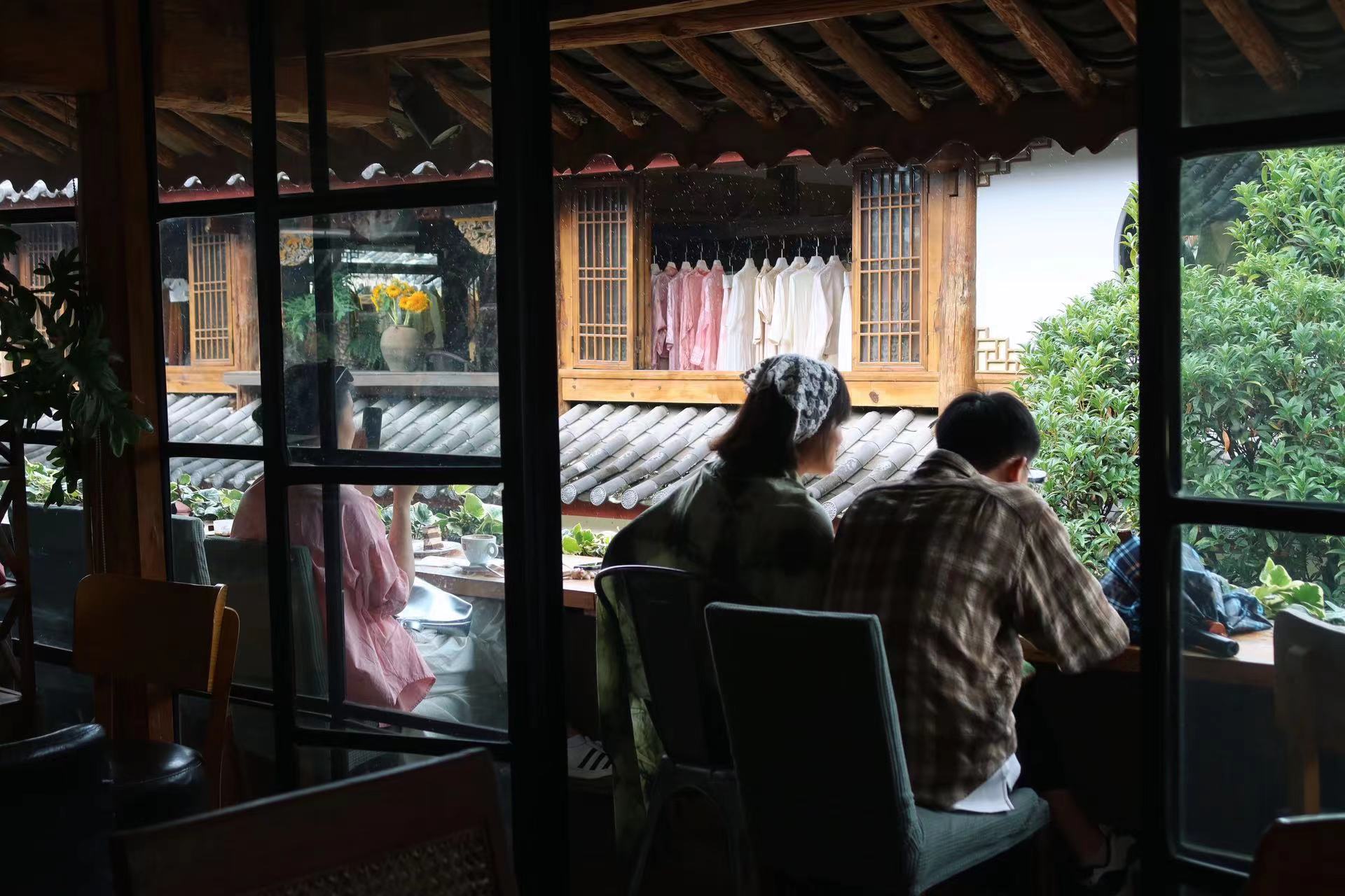 白沙古镇咖啡业态蓬勃发展 成为游客体验丽江慢生活的新宠 (7).jpg