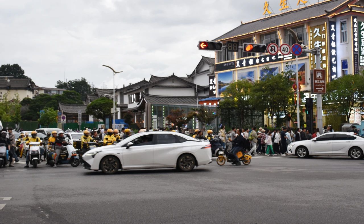 注意！暑期丽江这个路口人行道通行有调整01.jpg