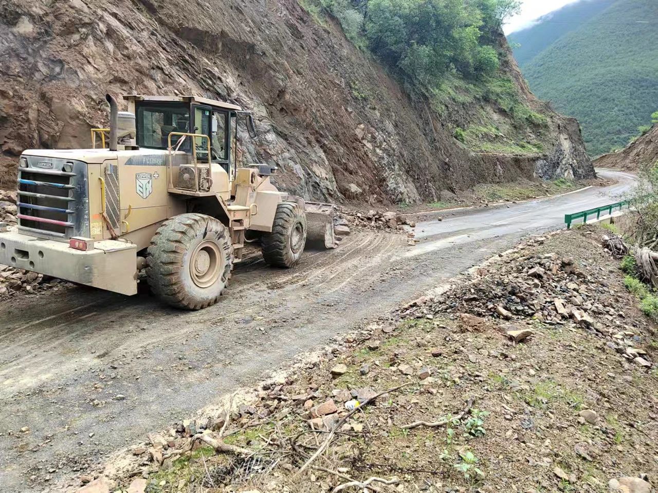 注意！丽江玉龙县宝山路发生严重塌方，道路封闭管制3.jpg