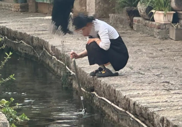 曝光！有人在束河古镇河道内洗拖把、洗衣物 (5).png