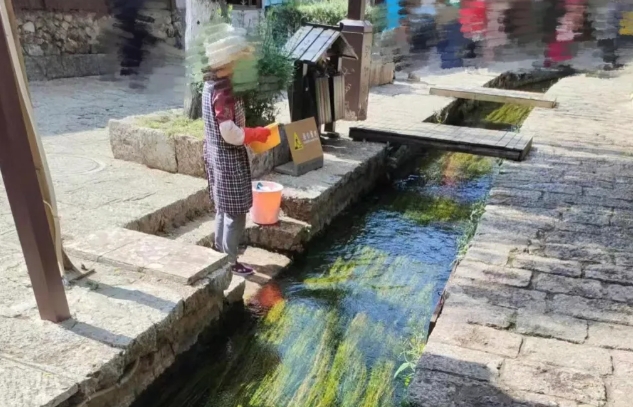 曝光！有人在束河古镇河道内洗拖把、洗衣物 (1).png