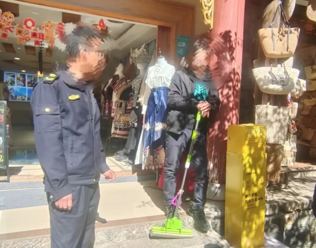 曝光！有人在束河古镇河道内洗拖把、洗衣物 (3).png