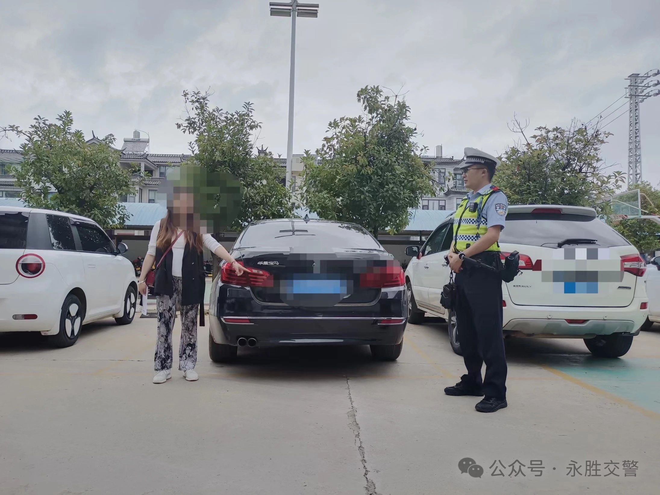 永胜街头上演疯狂“别车大战”，警方迅速介入严惩“路怒族”02.jpg