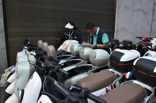 古城区多部门联合一举查扣200余辆非标电动车 (1).png