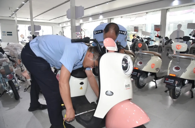 古城区多部门联合一举查扣200余辆非标电动车 (2).png