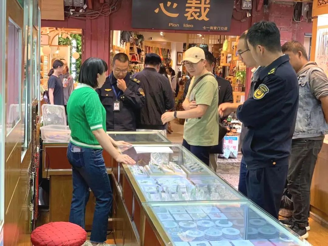 古城区市场监管局联动多部门对古城景区79家珠宝店进行检查，其中1户有争议1.jpg