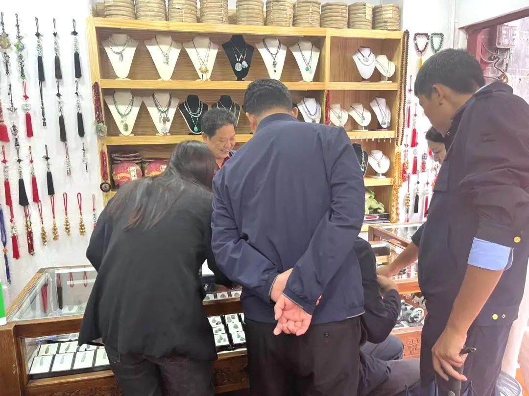 古城区市场监管局联动多部门对古城景区79家珠宝店进行检查，其中1户有争议2.jpg