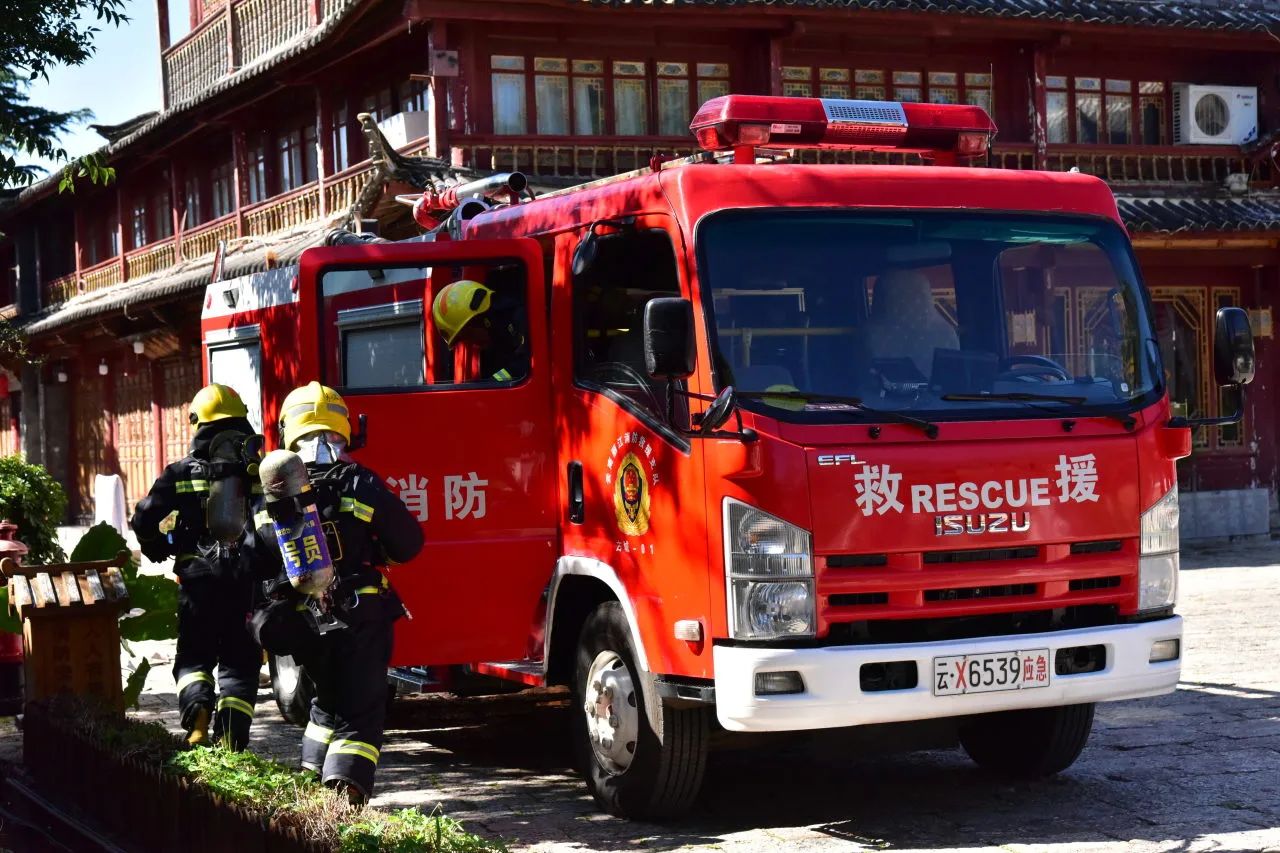 丽江消防开展古城古镇火灾逃生救援互动体验式演练04.jpg