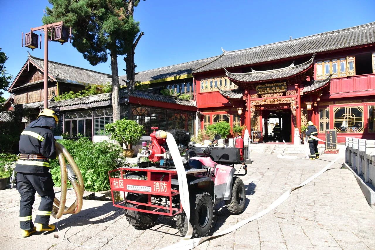 丽江消防开展古城古镇火灾逃生救援互动体验式演练05.jpg