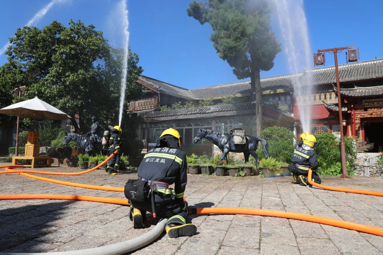 丽江消防开展古城古镇火灾逃生救援互动体验式演练06.jpg