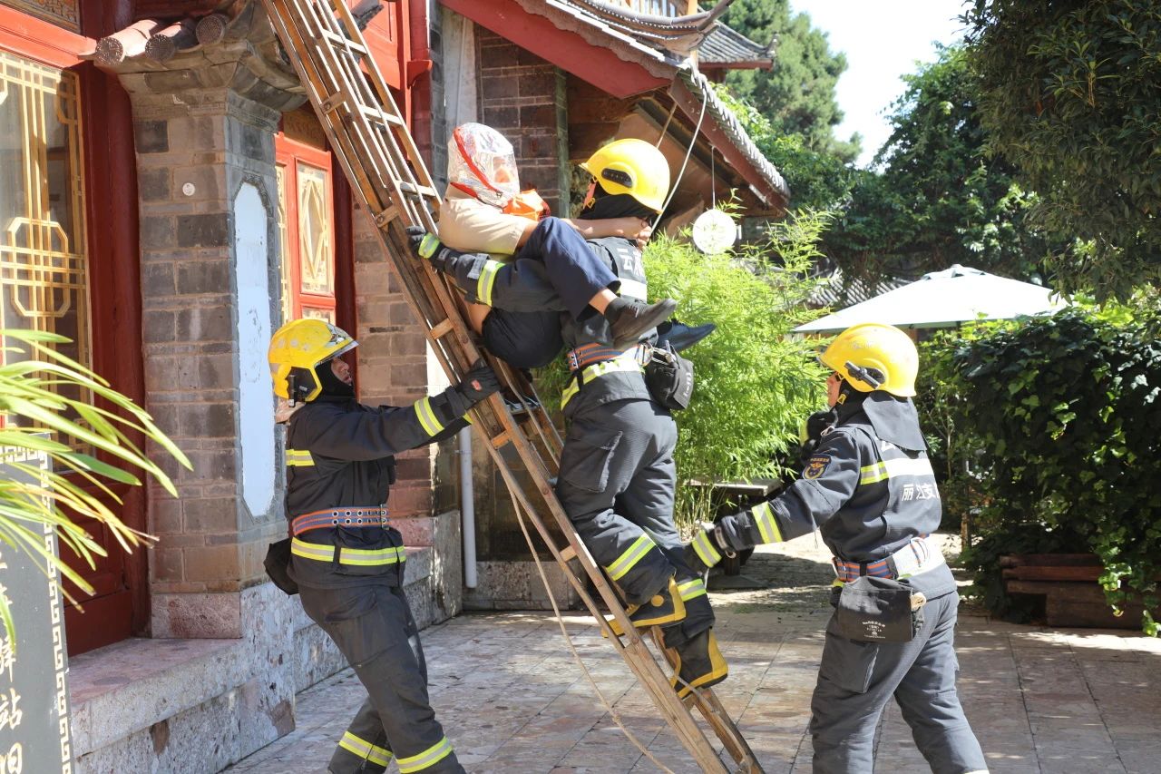 丽江消防开展古城古镇火灾逃生救援互动体验式演练08.jpg