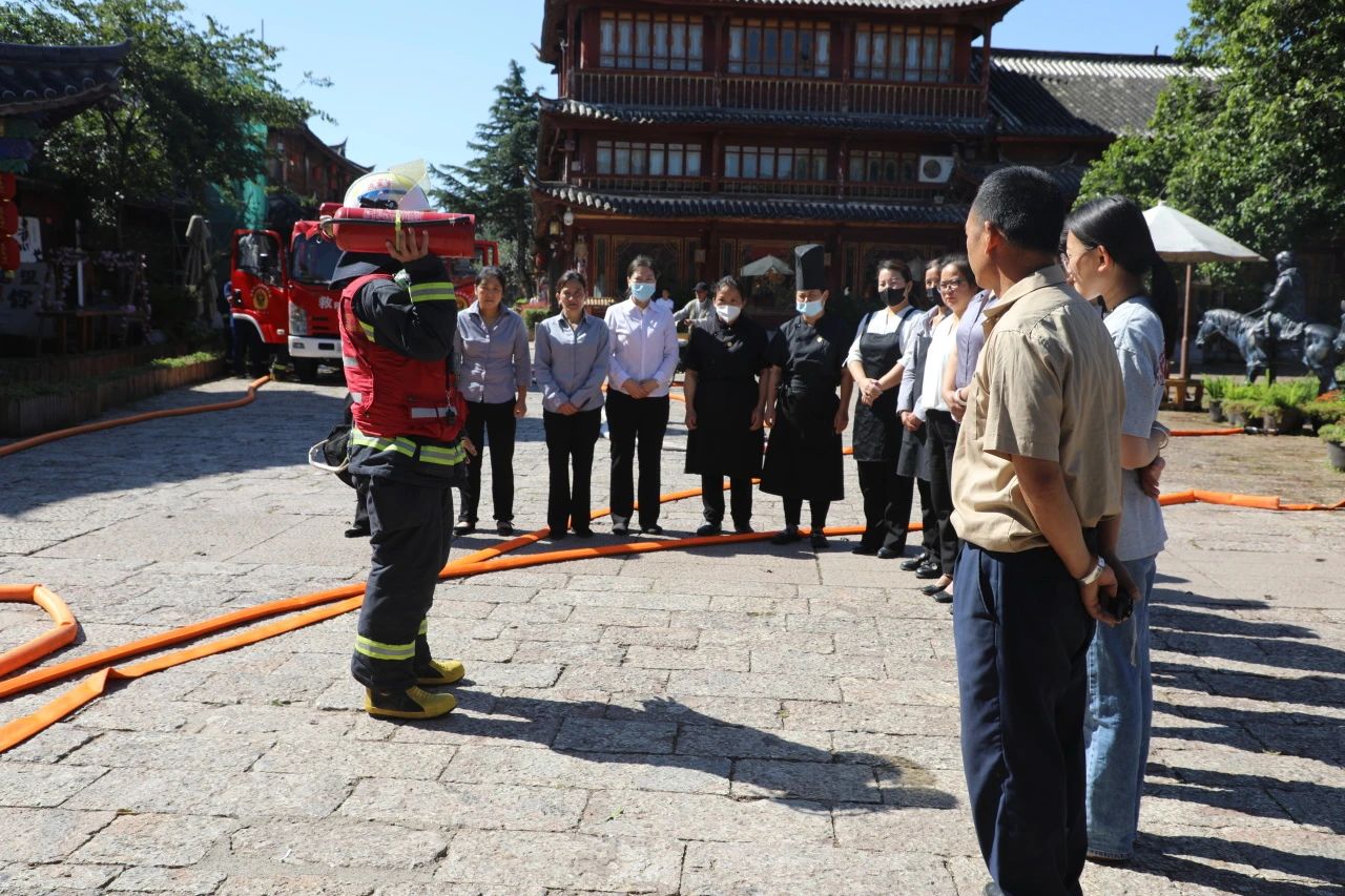 丽江消防开展古城古镇火灾逃生救援互动体验式演练13.jpg