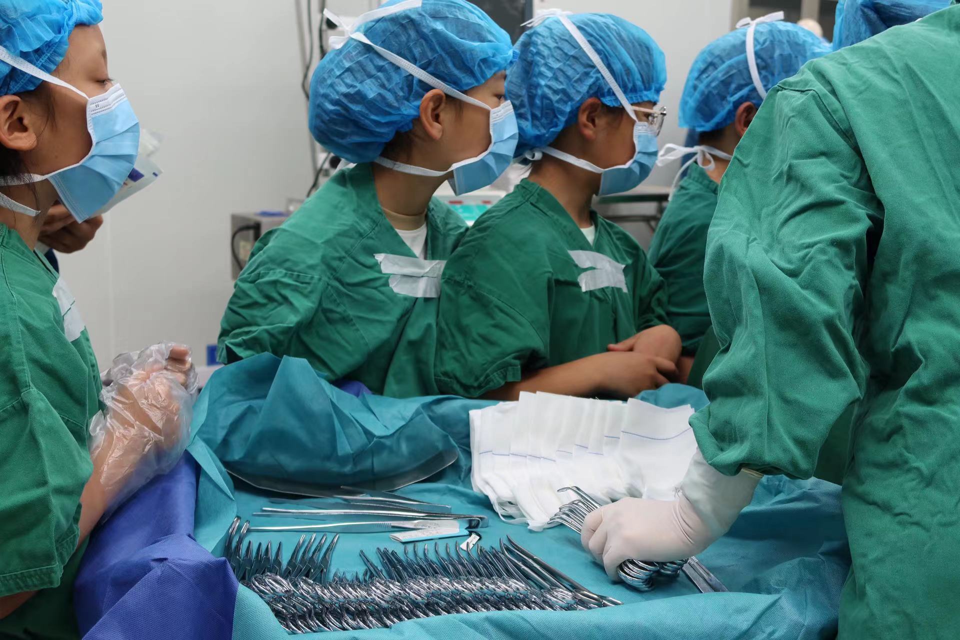 丽江萌娃变身“小小医生”  在市医院解锁职业初体验 (5).jpg